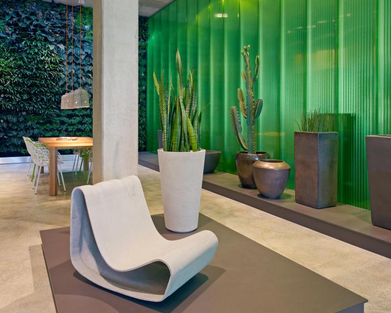 Showroom Creaplant Podeste aus Faserzementplatten vor grüner Wand aus Polycarbonatplatten 