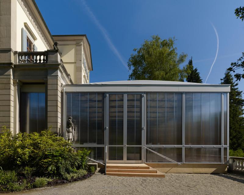 Sommerpavillon Zürich von Shigeru Ban mit Eingangspartie und geschlossenen Polycarbonatpaneelen 