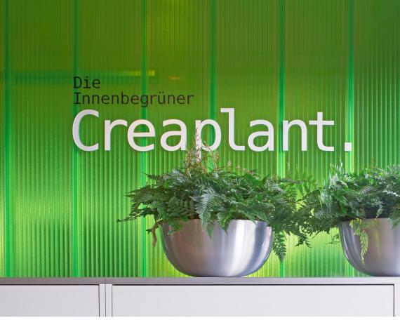 Showroom Creaplant Bürobereich mit Logo Creaplant auf grüner Polycarbonatwand 
