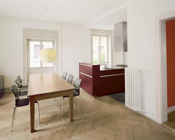 Apartment Zurich living room with dining corner and kitchen in aubergine