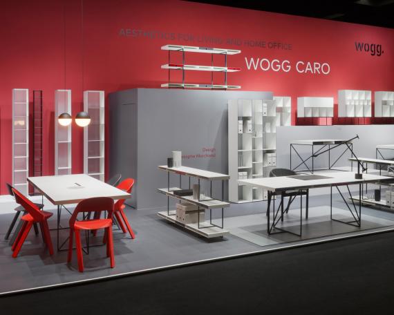 Möbelmesse Köln 2016 Wogg Caro Kollektion auf kubischen Podesten ausgestellt vor roter Wand 