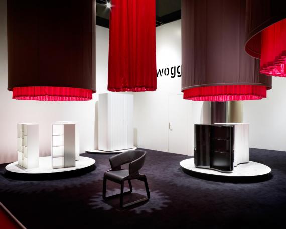 Möbelmesse Mailand 2010 Inszenierung für Wogg mit hängenden Zylinderleuchten aus Stoff über runden Podesten 