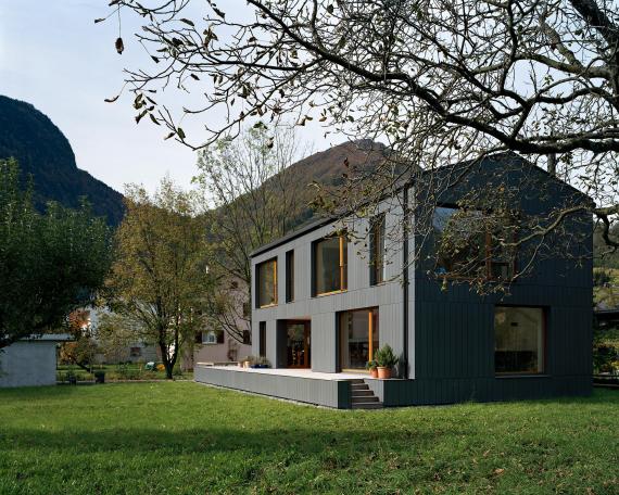 Haus Niederurnen mit hinterlüfteten Faserzementplatten aus Eternit