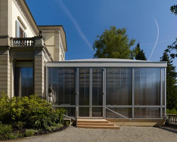 Sommerpavillon Zürich von Shigeru Ban mit Eingangspartie und geschlossenen Polycarbonatpaneelen