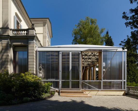 Sommerpavillon Zürich von Shigeru Ban  mit Eingangspartie und geöffnetem Polycarbonatpaneelen