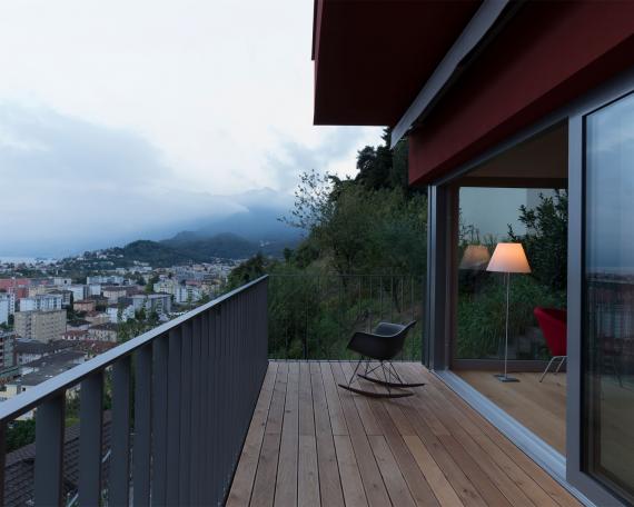 Umbau Ferienhaus Casa Sogno mio Locarno geöffnete Hebeschiebetüren und Balkon mit Holzrost und Panorama Blick über Locarno 