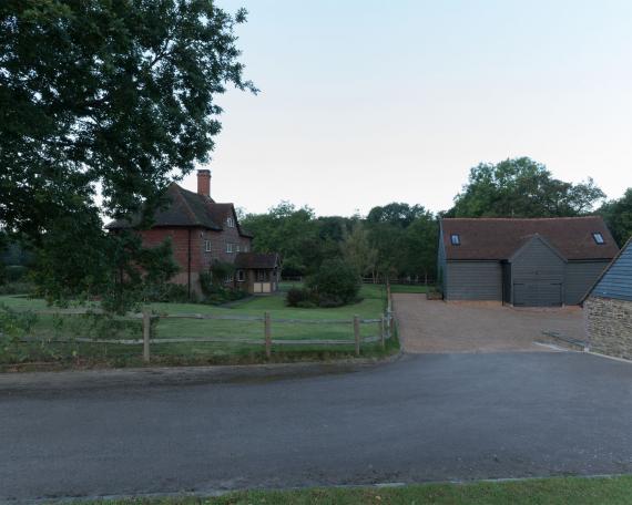 Umbau Scheune Chapel house farm in Oakwoodhill Surrey Ensemble Farmhaus und Scheunen einen Hof bildend 