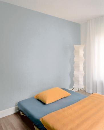 Wohnung Zürich Blick Schlafzimmer mit blauer Rückwand 