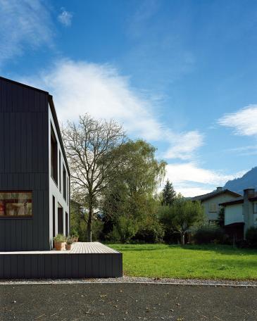 Haus Niederurnen mit hinterlüfteten Faserzementplatten aus Eternit