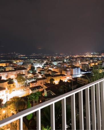 Umbau Ferienhaus Casa Sogno mio Locarno Blick bei Nacht vom Balkon über die Stadt und den Lago Maggiore