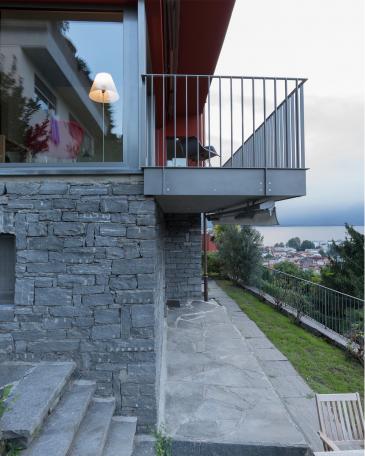 Umbau Ferienhaus Casa Sogno mio Locarno Detail Staketengeländer und Balkonverkleidung mit Blick in den Garten und Sicht auf den Lago Maggiore 