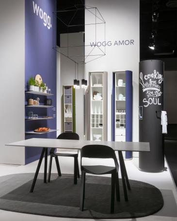 IMM Cologne 2017 Wogg Amor collection Advertising pillar in night blue NoStripe sideboard, table Eichenberger stackable chairs Aluminium shelf against blue wall, detail