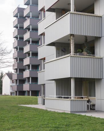 Umbau Mehrfamilienhäuser im Baumgarten in Tann Detail kubisch wirkende Balkone von der Fassade vorstehend