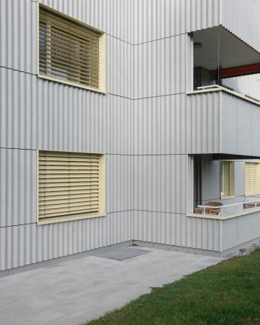 Umbau Mehrfamilienhäuser im Baumgarten in Tann Fassade mit Welleternitplatten Eternit Ondapress 36 mit offenen Fugen und horizontalen Bändern Detail