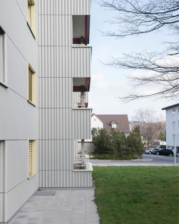 Conversion of apartment buildings on Baumgarten in Tann Façade with corrugated Eternit Ondapress-36 with open joints and horizontal bands, detail