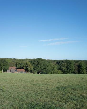 Umbau Scheune Chapel house farm in Oakwoodhill Blick in die englische Hügellandschaft von Surrey mit Eichenwäldern 