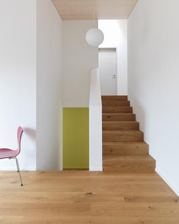 House Wangen_10_Split-level staircase with oak parquet and Glo-Ball light by Flos overhead
