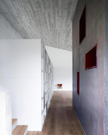 House Tuggen with concrete ceiling and central core in coloured concrete