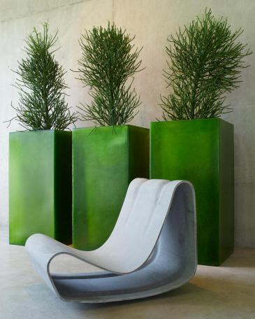 Showroom Creaplant Eingangsbereich mit Topfbepflanzung und Willy Guhl Sessel aus Faserzement 