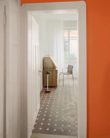Wohnung Zürich Blick ins Schlafzimmer mit altem Feinsteinzeugplattenboden 