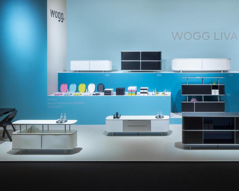 Möbelmesse Köln 2015 Wogg Liva Kollektion auf abgestuften Wandkörpern ausgestellt 