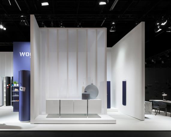 Möbelmesse Köln 2017 Wogg Amor NoStripe Sideboard von Trix und Robert Haussmann vor stoffbespannter Wand mit Kose Vasen