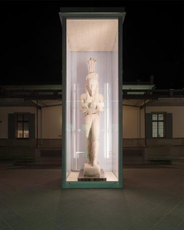 Osiris exhibition Museum Rietberg Enclosures in hot-dip galvanised steel and polycarbonate panels in violet, colossal statue of Hapi in front of Villa Wesendonck by night