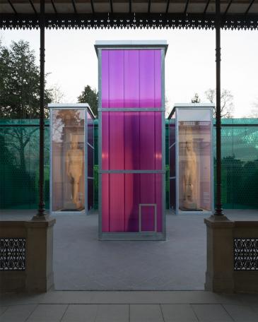 Osiris exhibition Museum Rietberg Three enclosures in hot-dip galvanised steel and polycarbonate panels in violet with colossal statues of the king and Isis the queen