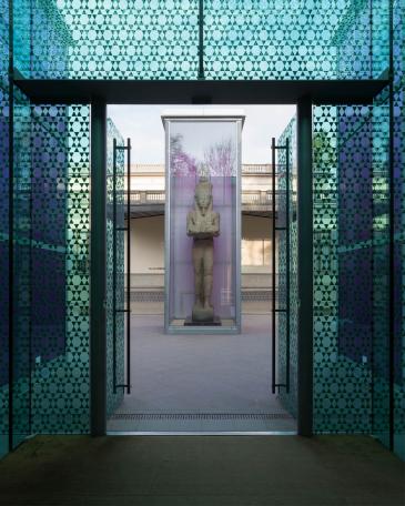 Osiris Ausstellung Museum Rietberg drei Einhausungen in feuerverzinktem Stahl und Polycarbonatplatten in viola Farbton Kolossalstatue Hapi vor der Villa Wesendonck