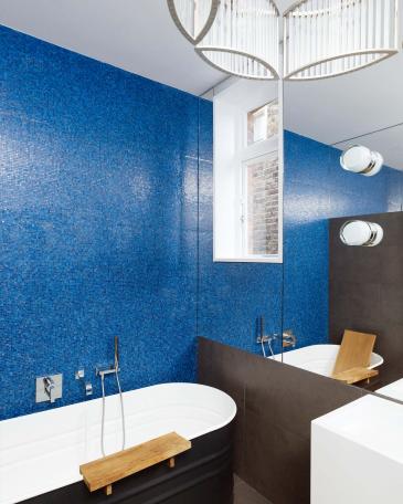 Bathrooms London with blue glass mosaics and freestanding bathtub Vieques by Patricia Urquiola